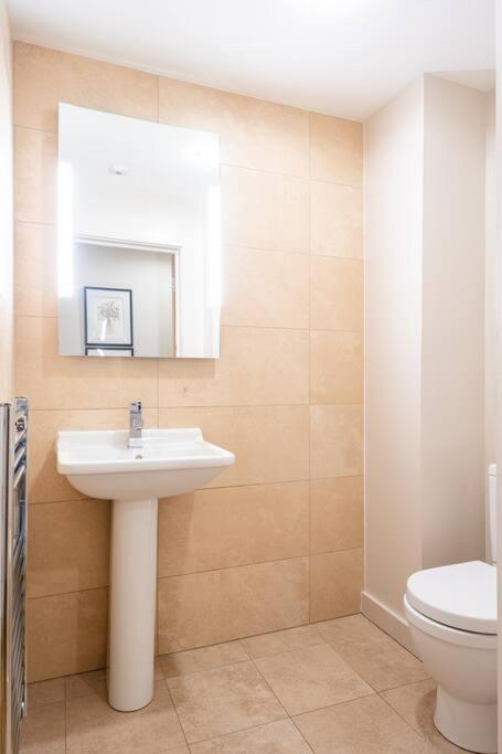Stunning 2 Bedroom Apartment In Converted Chapel Bath Exterior photo